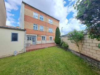 Casa in Villafría - La Ventilla - Castañares. Edificio en burgos, con jardin y garaje, de 3 plantas con 3 pisa