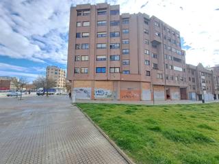 Local Comercial  Frontón. Se vende local en gamonal para dejar a su gusto
