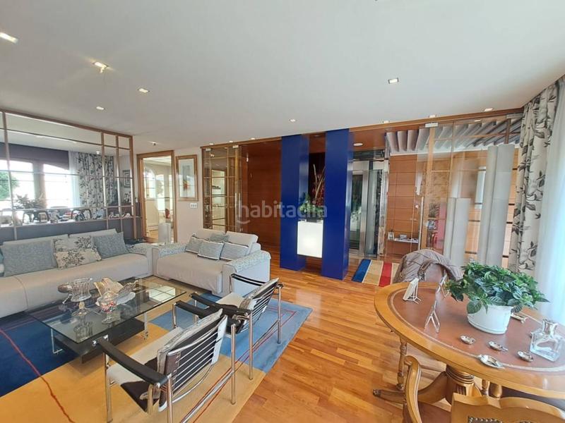 Foto 0b4a0997-6caa-40b2-b59b-41d8c276d06f. Casa adosada impresionante chalet con jardin y terrazas en la quinta en Burgos