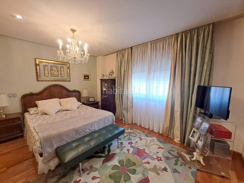 Foto 4ff1f853-d324-4f2c-8bf9-ab9117c526ec. Casa adosada impresionante chalet con jardin y terrazas en la quinta en Burgos