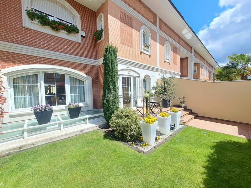 Foto bdd163fd-2ba5-472b-a8a3-7f15986226b0. Casa adosada impresionante chalet con jardin y terrazas en la quinta en Burgos