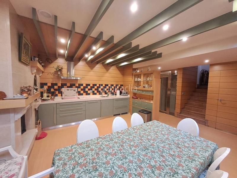 Foto e81d83f6-58cb-4437-8205-5b8964bc6c9a. Casa adosada impresionante chalet con jardin y terrazas en la quinta en Burgos