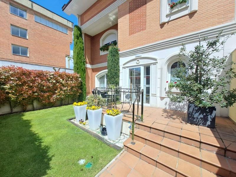 Foto eeee553f-4e3a-41cb-9a21-a60d8037a62f. Casa adosada impresionante chalet con jardin y terrazas en la quinta en Burgos