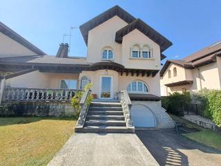 Casa aparellada  Valle del arlanzón. Venta de chalet pareado a un paso de burgos. 5 dormitorios, jard