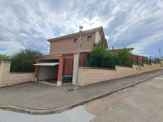 Doppelhaus  Calle palomar. Precioso chalet a un paso de burgos 3 dormitorios 3 baños garaje