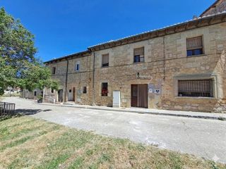 Casa a Valle de Santibáñez. Increible casa de piedra para entrar a vivir con jardin a un pas