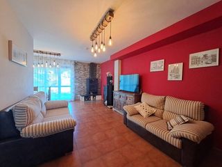 Xalet a Valdorros. Estupendo chalet como nuevo con jardin, terraza, garaje y atico