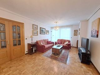 Rent Flat  Avenida reyes católicos. Precioso pisazo en reyes catolicos de 3 dormitorios 2 baños gara