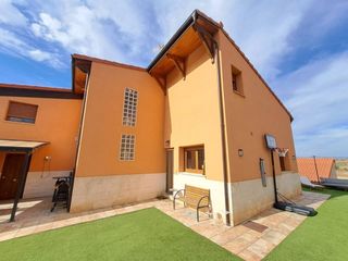 Xalet  Calle campillo. Precioso chalet unifamiliar de 2 plantas con 4 dormitorios 2 bañ