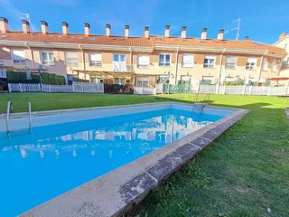 Casa adossada a Villatoro. Precioso chalet en urbanizacion privada con piscina de 3 plantas