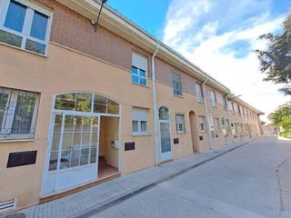 Casa adossada a Villatoro. Precioso chalet en urbanizacion privada con piscina de 3 plantas