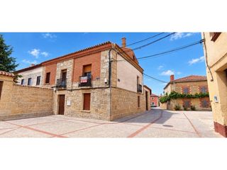 House  Plaza pozo. Casa en venta en el centro de pedrosa del principe con amplia pa