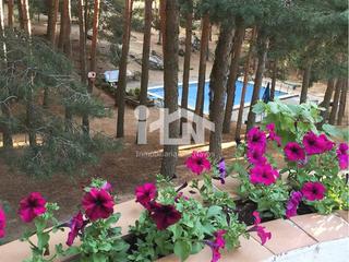 Chalet à Los rosales 17. Casa de campo con una parcela de 10000 m2 en venta en navalperal