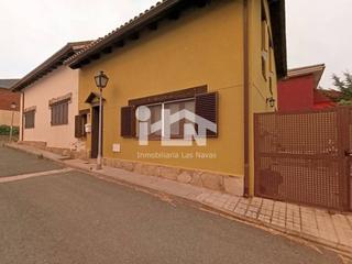 Casa aparellada  Colonias. Chalet pareado en venta en navalperal de pinares
