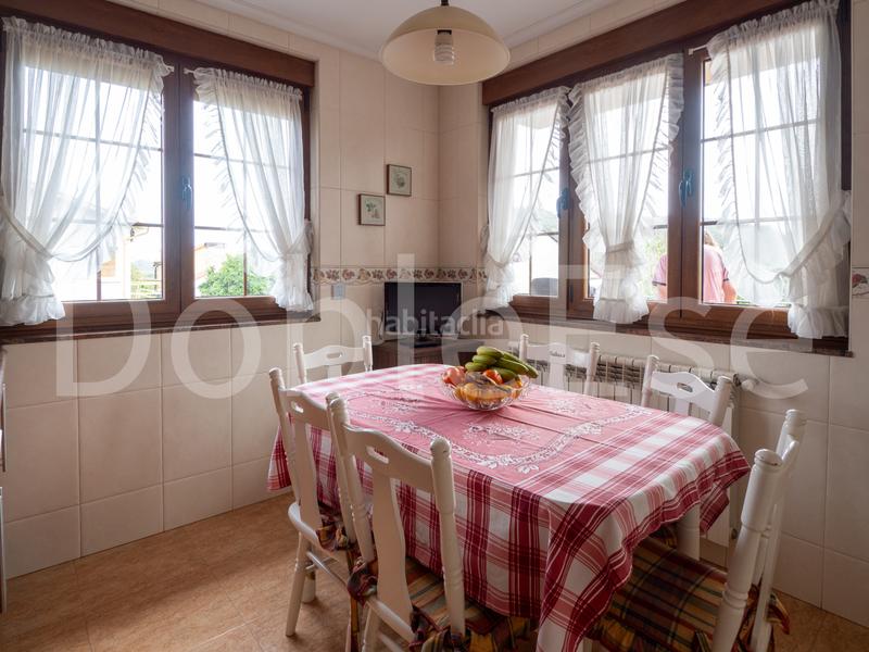 Foto e4231612-3421-477b-b75c-ef2d044699bb. Casa amb calefacció aparcament a Sierín Gijón