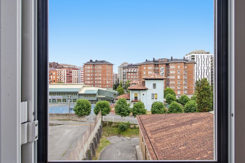Foto 61a71368-784c-47b8-8952-d3714a99ebd3. Flat with heating parking in Centro Avilés