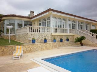 Xalet a Salom. Superf. 280 m, 1200 m solar,  3 habitaciones ( 1 suite,  2 dob