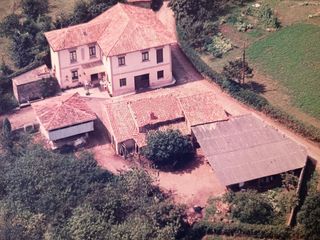 House  Lugar premio. Romió, (las regueras) asturias, casa, cuadra, hórreo, finca parc
