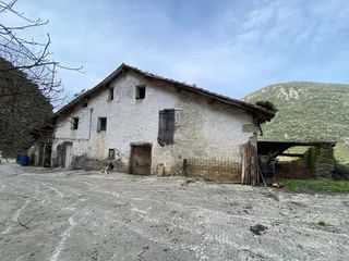 Haus  Garagartza-etxabe auzoa. Se vende caserío con terreno en mendaro