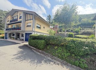Haus  Donostia kalea. Vivienda bifamiliar con jardin