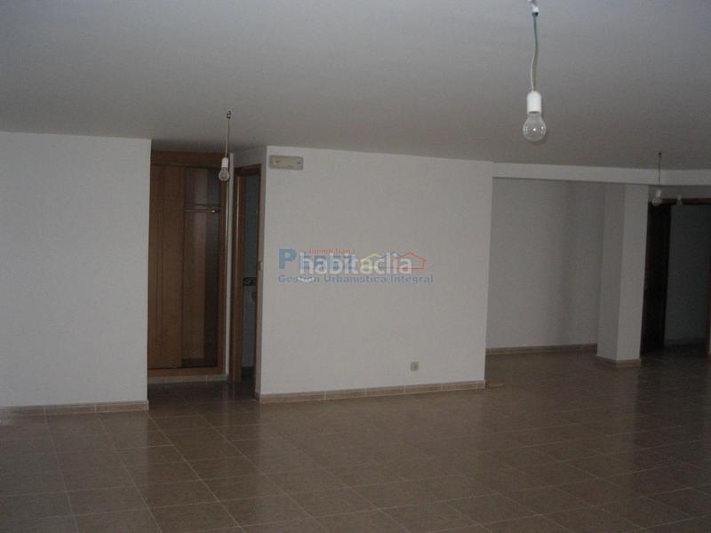 Foto 0c2ff3e1-2f94-4b1f-882c-133c4a3ed00a. Local comercial a Fene