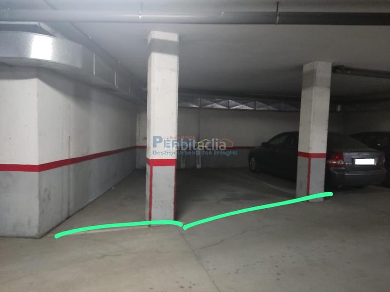 Foto a94d8b87-1c6f-4e95-8e91-b6aa3b299e1f. Parking coche en Fene