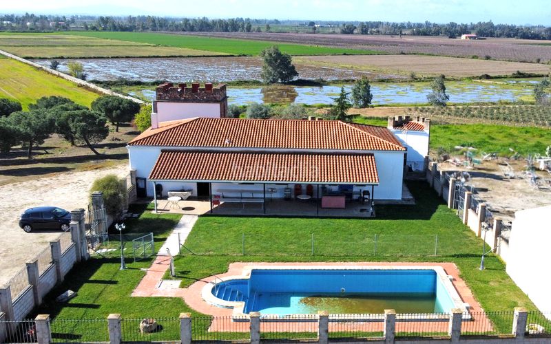 Foto b95c1f50-4954-4935-82b4-d074297e3ad6. Xalet amb aparcament piscina a Rena
