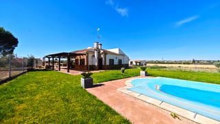 Xalet  Lugar diseminado. Chalet en don benito - oportunidad única con piscina y amplia pa