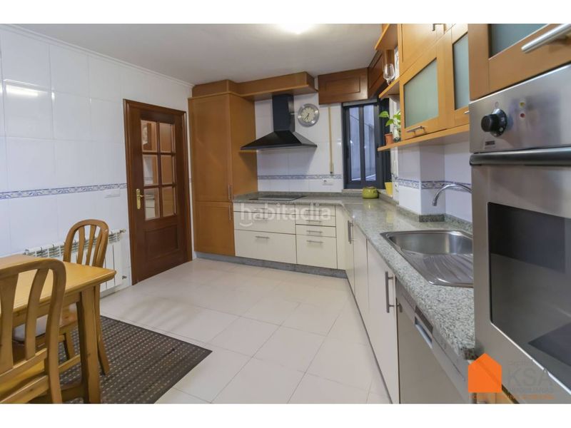 Foto b1e39063-8a5e-4150-af4e-ad171c445188. Rent flat with heating parking in O Milladoiro Ames