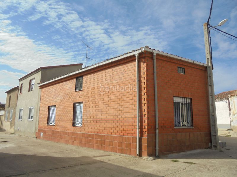 Foto f027e53b-f76b-4baa-8a16-da855b469069. Casa adosada en calle cañada 1 en Bóveda de Toro (La)