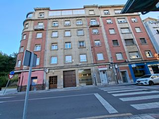 Flat in Calle primo de rivera 3. Amplia vivienda de 4 dormitorios 2 baños,  rehabilitada