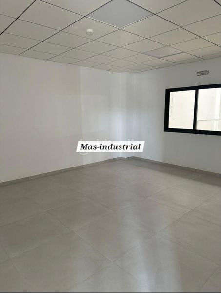 Foto fdbfa783-155f-443b-9bb8-dd5a8cb2be66. Nau industrial a Fuente del Jarro Paterna