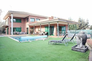 Chalet en Vilanova del Vallès. Casa a 4 vientos seminueva con jardin y piscina