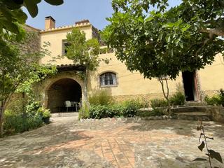 Masia  Carrer de llucià ansó "tambor ansó". Casa de pueblo de arquitectura tradicional de piedra en girona