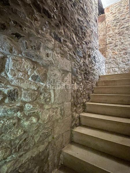 Foto cf8c3b12-f820-4091-8ad0-4004712f2f76. Masia amb xemeneia calefacció aparcament a Sant Daniel Girona