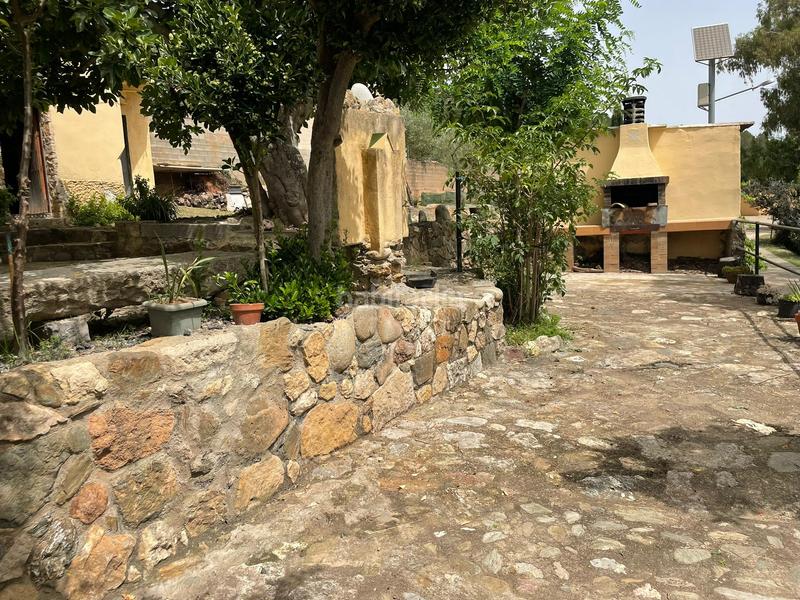 Foto f00333d3-cf6b-4cfc-b5c8-f6764f198543. Masia amb xemeneia calefacció aparcament a Sant Daniel Girona
