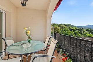 Maison jumelée  Carrer de les guilleries. Amplios espacios con patio, terraza y vistas a las montañas