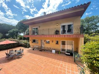 Casa a Caldes de Malavella. Casa con 6 habitaciones y 2 cocinas en tourist club