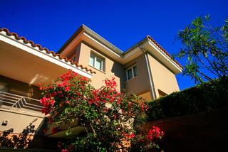 Casa  Carrer serra de bestraca. Exclusiva casa con jardín y fantásticas vistas