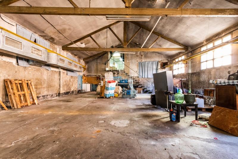 Foto f86fdeba-1fdd-4d70-b269-e5aa539dc5a2. Fabrikhalle in Sant Llorenç Savall