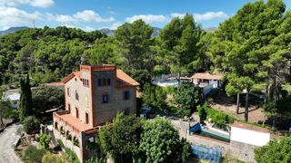 Casale in Sant Llorenç Savall. Finca con terreno de 14000m2, casa y piscina