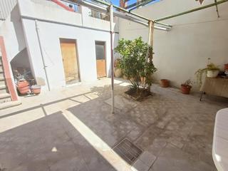 Casa  Carrer de covadonga. Casa al carrer covadonga amb pati de 30m2  sabadell