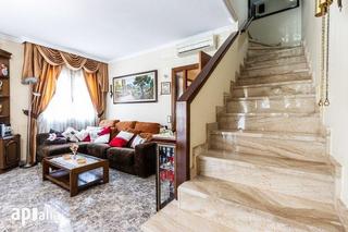 Casa aparellada a Can Rull. Magnífica casa pareada esquinera en can rull  sabadell