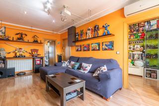 Etagenwohnung in Espronceda. Piso completamente exterior reformado