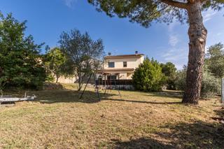 Casa en Sant Llorenç Savall. Àmplia casa 4 vents per entrar a viure amb terreny pla