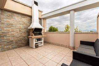 Appartement à Can Mas. Ático dúplex reformado con terraza, ascensor y dos trasteros en