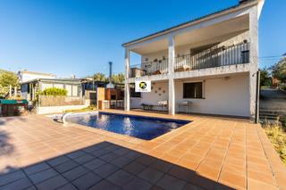 Haus in Sentmenat. Casa a cuatro vientos con piscina