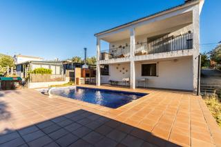 Casa en Sentmenat. Casa a cuatro vientos con piscina