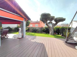 Casa  Carrer puigmal. Espectacular casa esquinera con jard�n