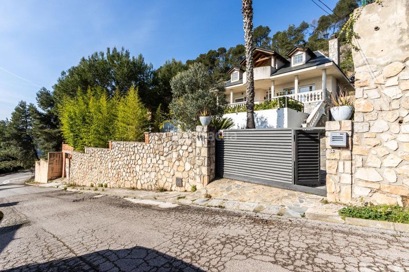 Foto b8676904-13de-42ed-8d24-79de7b753520. Casa amb aparcament a Corbera de Llobregat